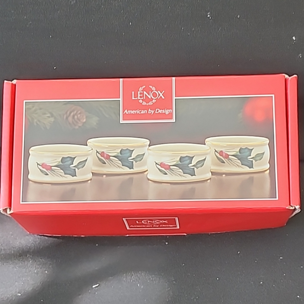 LENOX Napkin Rings Set of 4 Winter Greetings Holly & Berries NEW Box Christmas